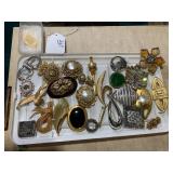 Assorted brooches, some vintage; on...