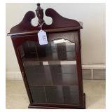 Mirrored curio cabinet, approx. 20"...