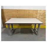 ADJUSTABLE HEAVY-DUTY WORKBENCH