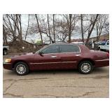 2001 LINCOLN TOWN CAR SIGNATURE *No Accidents Reported* (NO RESERVE)