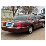 2001 LINCOLN TOWN CAR SIGNATURE *No Accidents Reported* (NO RESERVE)