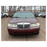 2001 LINCOLN TOWN CAR SIGNATURE *No Accidents Reported* (NO RESERVE)