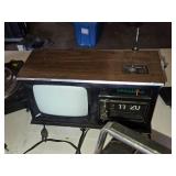 Vintage Electronics Collection including Master Airline FM/AM 6-Band Radio, Soundesign Digital Clock Radio, and Other Items