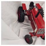 1/16th International 966 Tractor