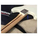 FENDER SQUIER Mustang - Electric Guitar + Case