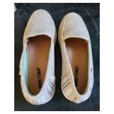 New Minnetonka Moccasin Unisex Discover Natural Slip on Size 8m