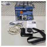 Olympus Camedia C-2020 Zoom Digital Camera with Box, Manual & Cables