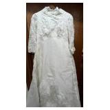 Beautiful VTG Bridal Gown - Ivory Lace Overlay with Pearl Embellishments, Button-Back & Veil - Approx SZ 12