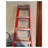 Louisville Fiberglass Step Ladder 300 lb Capacity 6 Ft Used