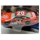 Winners Circle Tony Stewart #20 NASCAR Diecast Car Home Depot Signature Hood Series