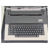 OLIVETTI Praxis 30 Typewriter w/Case