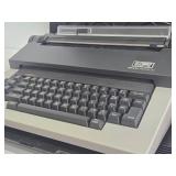 OLIVETTI Praxis 30 Typewriter w/Case