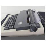 OLIVETTI Praxis 30 Typewriter w/Case