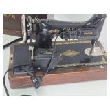 Antique SINGER Sewing Machine w/Dome Top Case