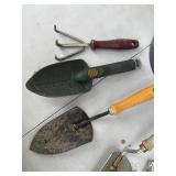 Miracle-Gro Garden Feeder with Assorted Garden Hand Tools in Bucket