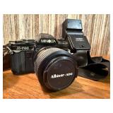 This item is a vintage Minolta X-700 35mm SLR film camera bundle