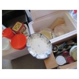 Kitchen lot Pyrex containers, mixin...