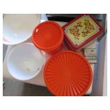 Kitchen lot Pyrex containers, mixin...