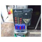 Non electic dart board. As shown. CASH ON SITE ONLY. PICKUP IS MONDAY MAY 4TH FROM 11 AM TO 4 PM. REGARDLESS WHAT THE SCHEDULE STATES.