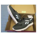Size 9 Reebok shoes...