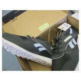 Size 9 Reebok shoes...