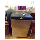 Danby refridgerator cooler. As shown. CASH ON SITE ONLY. PICKUP IS MONDAY MAY 11TH FROM 11 AM TO 4 PM. REGARDLESS WHAT THE SCHEDULE STATES.