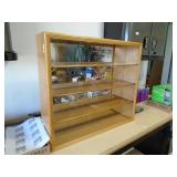 4 sheld display case, Mirrored. As shown. CASH ON SITE ONLY. PICKUP IS MONDAY MAY 11TH FROM 11 AM TO 4 PM. REGARDLESS WHAT THE SCHEDULE STATES.