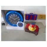 Talking parrot & led clock. As shown. CASH ON SITE ONLY. PICKUP IS MONDAY MAY 11TH FROM 11 AM TO 4 PM. REGARDLESS WHAT THE SCHEDULE STATES.