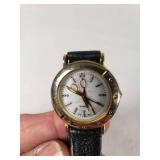 Quartz Wristwatch with Scissor Hands and Genuine Leather Strap