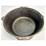 Lodge Cast Iron Dutch Oven - 10DO - 7 Quart