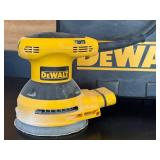 G - DeWALT Random Orbit Palm Sander - Pre-Owned with Case and Norton Disc Kit
