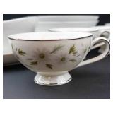 Floral Daisy Pattern Porcelain Teacups, Saucers & Bowls - Gold Rim