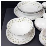 Floral Daisy Pattern Porcelain Teacups, Saucers & Bowls - Gold Rim