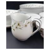 Floral Daisy Pattern Porcelain Teacups, Saucers & Bowls - Gold Rim