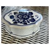 Wicker Coffee Table & Contents Inc Tea-Themed Ceramic Decor, Lamp & Books Mixed Lot