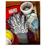 Kitchen Linens, Mitts & Storage Items Mixed Lot