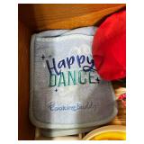 Kitchen Linens, Mitts & Storage Items Mixed Lot