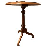 1990s Ethan Allen Country Crossings Traditional Farmhouse Solid Maple Candle Stand Side Table (17-8415 Cinnamon) with 360 Lighting Flesner Brushed Nickel Table Lamp