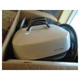 Box of kitchen appliances. As shown. As shown. CASH ON SITE ONLY. PICKUP IS TUESDAY MAY 26TH FROM 11 AM TO 4 PM ONLY. THERE IS NO OTHER OPPORTUNITY TO PICK UP YOUR ITEM THAN THIS TIME & REGARDLESS WHA