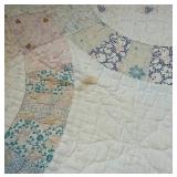 Double Wedding Ring Patchwork Quilt with Scalloped Edge (Twin Size)