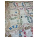 Double Wedding Ring Patchwork Quilt with Scalloped Edge (Twin Size)