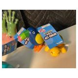 D1 - Crazy Fun Glow Alien Hands 5-piece Set & Wind-Up Toy Animals (Lot of 10)