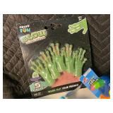 D1 - Crazy Fun Glow Alien Hands 5-piece Set & Wind-Up Toy Animals (Lot of 10)
