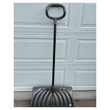 Snow Shovels, Telescopic Pole & Driveway Markers Mixed Lot