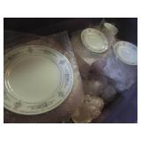 (EC1) 33 Gallon Tote with What Look...