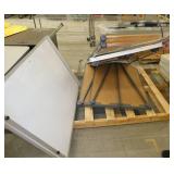 Pallet of 5 easels, whiteboard and paper