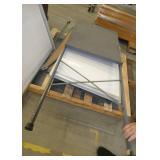 Pallet of 5 easels, whiteboard and paper
