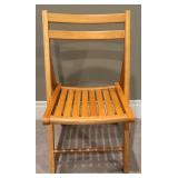 TR - Wooden Folding Chairs (Lot of 4)
