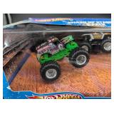 Hot Wheels Monster Jam Smash Up Stadium 5-Pack