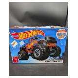Hot Wheels Race Team Monster Truck AMT1256/12 1/25 Scale Kit